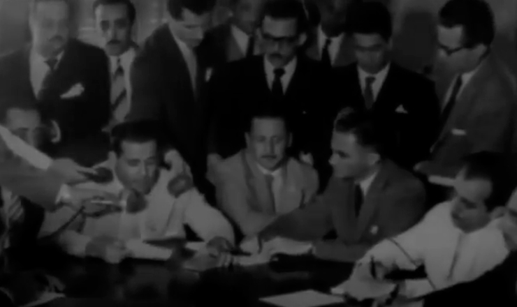  Get&uacute;lio demite Jo&atilde;o Goulart do Minist&eacute;rio do Trabalho, Ind&uacute;stria e Com&eacute;rcio, em cena do document&aacute;rio &quot;Jango&quot; (1984), de S&iacute;lvio Tendler