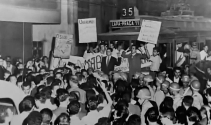   Juscelino se re&uacute;ne com representantes da UNE para dar fim &agrave; &ldquo;revolta do bonde&rdquo;. Trecho do document&aacute;rio &quot;Os Anos JK: uma Trajet&oacute;ria Pol&iacute;tica&quot; (1980), S&iacute;lvio Tendler