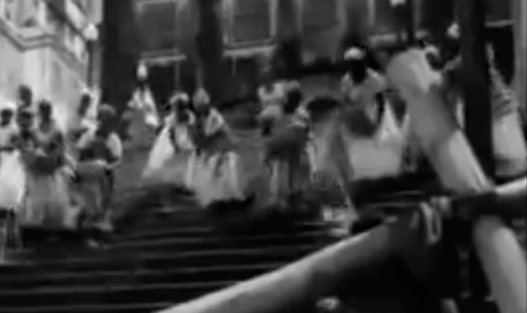  Baianas do candombl&eacute; lavam as escadarias da igreja de Santa B&aacute;rbara (na verdade, da igreja do Sant&iacute;ssimo Sacramento do Pa&ccedil;o, usada como loca&ccedil;&atilde;o), simbolizando o sincretismo religioso na Bahia. Trecho do filme &quot;O Pagador de Promessas&quot; (1962), de Anselmo Duarte