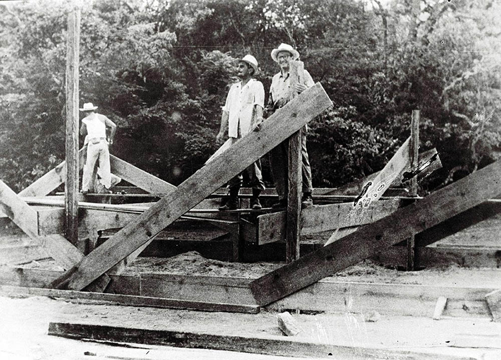 Engenheiro Juca Chaves no canteiro de obras. Data: 1956. Arquivo Público do Distrito Federal.