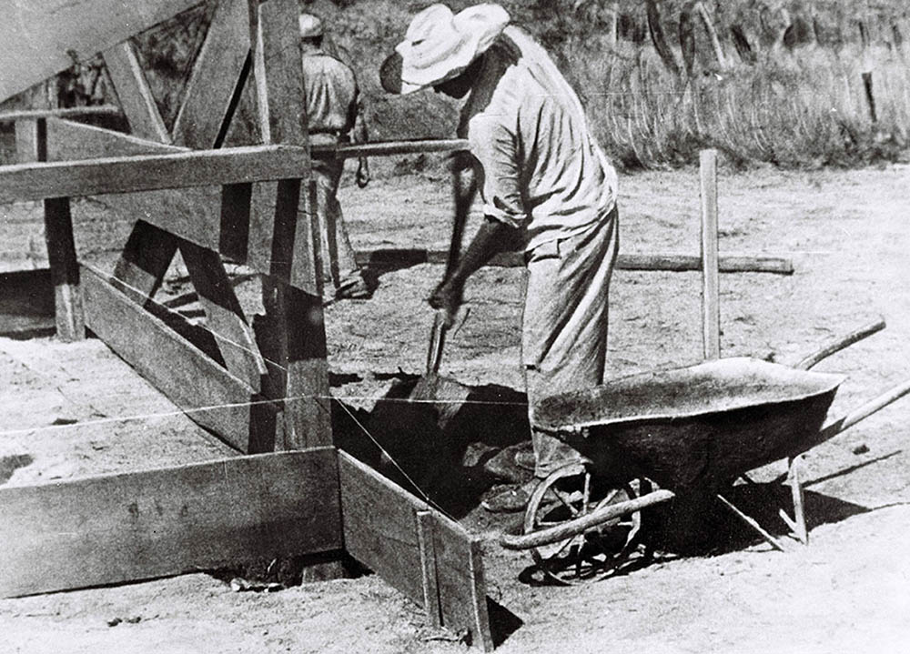 Operário trabalhando na construção do Catetinho. Data: 1956. Arquivo Público do Distrito Federal