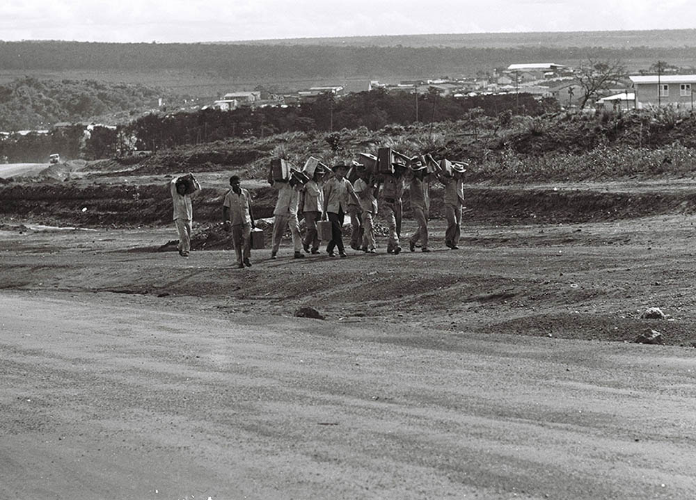 Chegada dos retirantes para trabalhar na construção da nova capital. 17/01/1959. Arquivo Público do Distrito Federal.