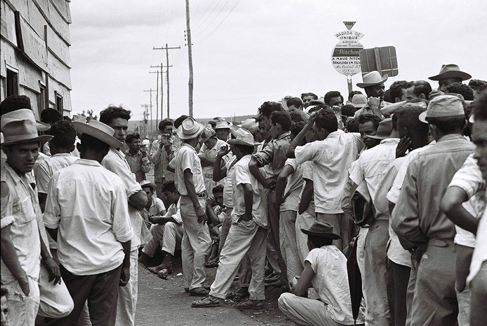 Fila para cadastramento dos novos trabalhadores da construção de Brasília. Arquivo Público do Distrito Federal.