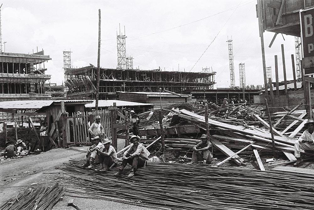 Canteiro de obras em superquadra Brasília. Autor: Mario Fontenelle. Arquivo Público do Distrito Federal.