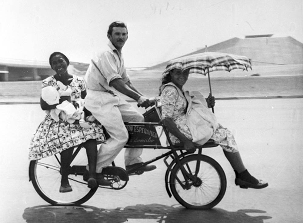Família de bicicleta no Eixo Monumental. Arquivo Público do Distrito Federal.