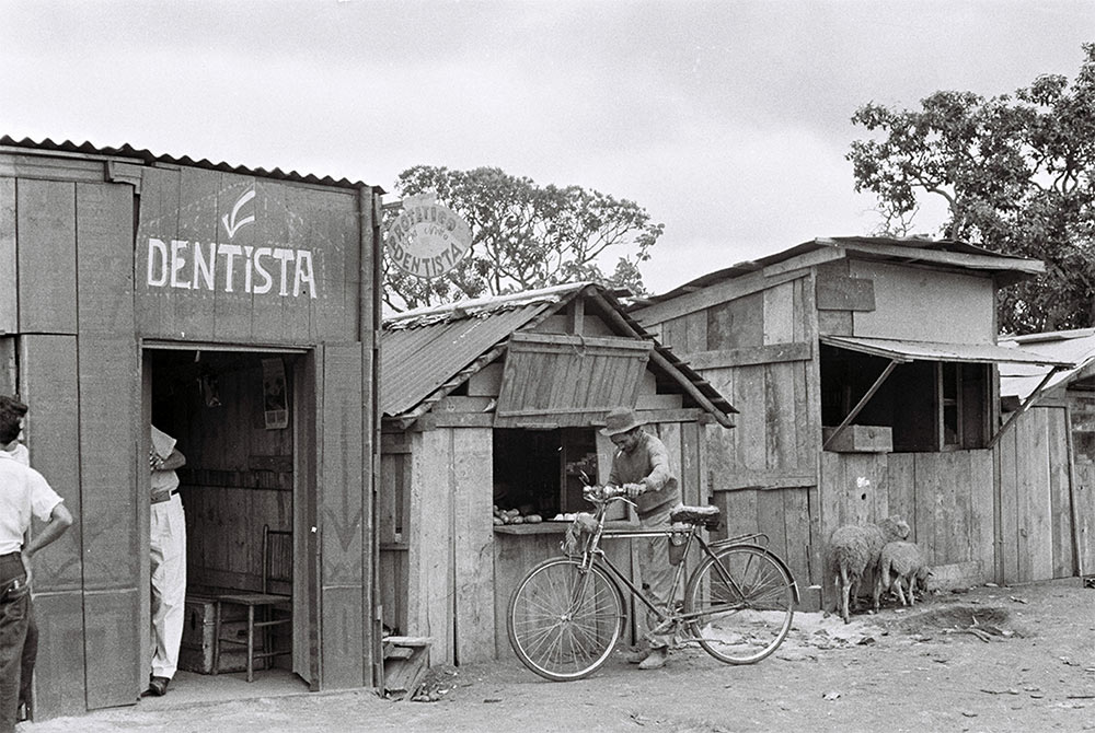 As instalações comerciais eram improvisadas de acordo com as possibilidades materiais. 15/12/1958. Arquivo Público do Distrito Federal.