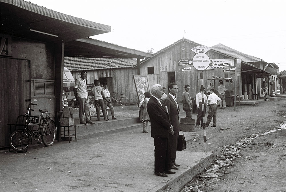 Via principal da Cidade Livre. 09/1959. Arquivo Público do Distrito Federal.