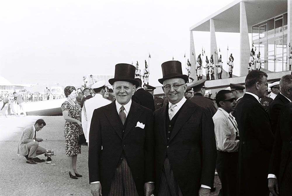 Convidados vestidos com roupas de gala. 21/04/1960. Arquivo Público do Distrito Federal.