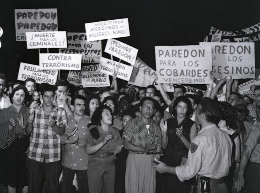 Nos primeiros meses, centenas de “inimigos da revolução” foram fuzilados no Paredón. Crédito: Reprodução