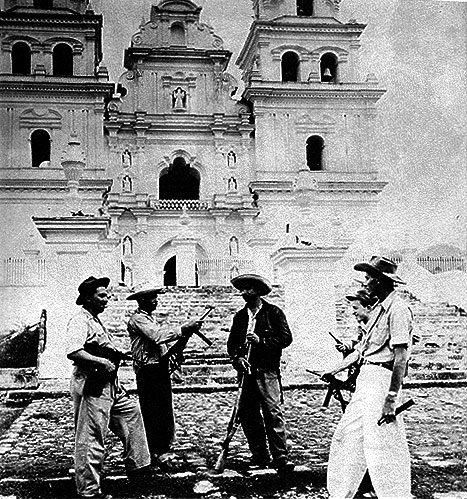 Guardas guatemaltecos, durante o golpe que destituiu Jacobo Arbénz. (Foto: Reprodução)