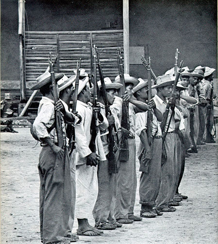 Com apoio dos Estados Unidos, rebeldes foram armados para derrubar o presidente. (Foto: Reprodução)