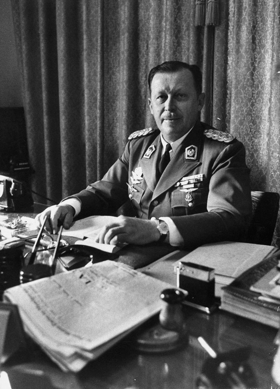 Alfredo Stroessner em sua mesa. O general governaria o Paraguai de 1954 a 1989. (Crédito: Wikimedia Commons)