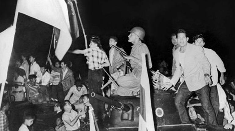 Militares em seus tanques, em manifestação contrária a Jiménez. (Foto: Reprodução)