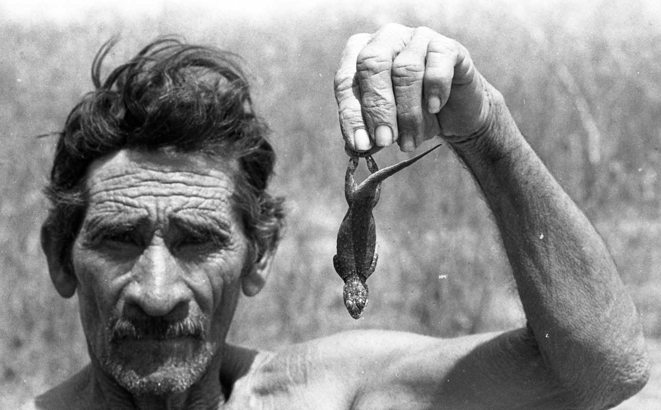 Em 1983, Chico Marcolino mostra calango, único 'alimento' que ele e sua família teriam naquele dia. (Foto: Delfim Vieira/CPDoc JB)