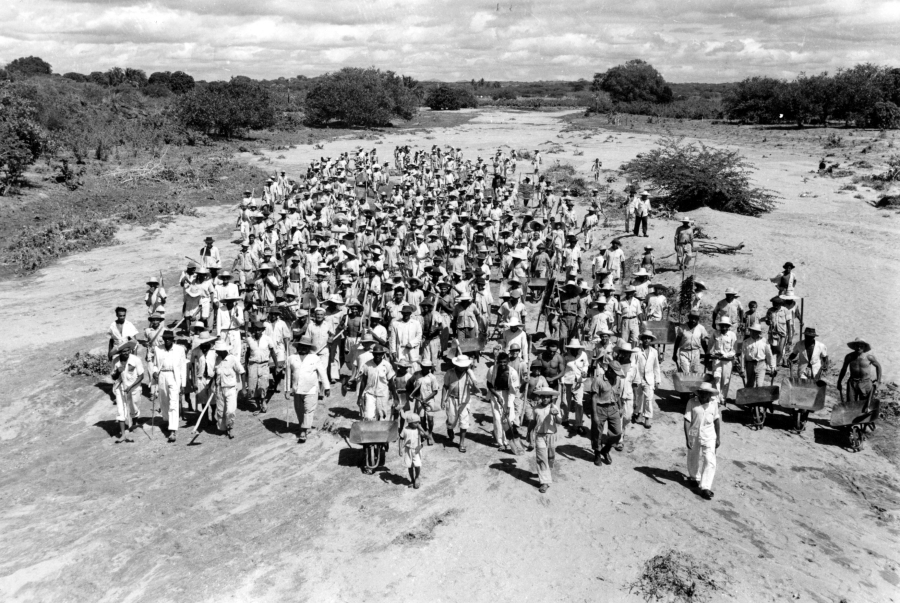 Durante a seca, frente de trabalho desloca-se no leito seco de um rio na região Nordeste. (Foto: Iconographia)