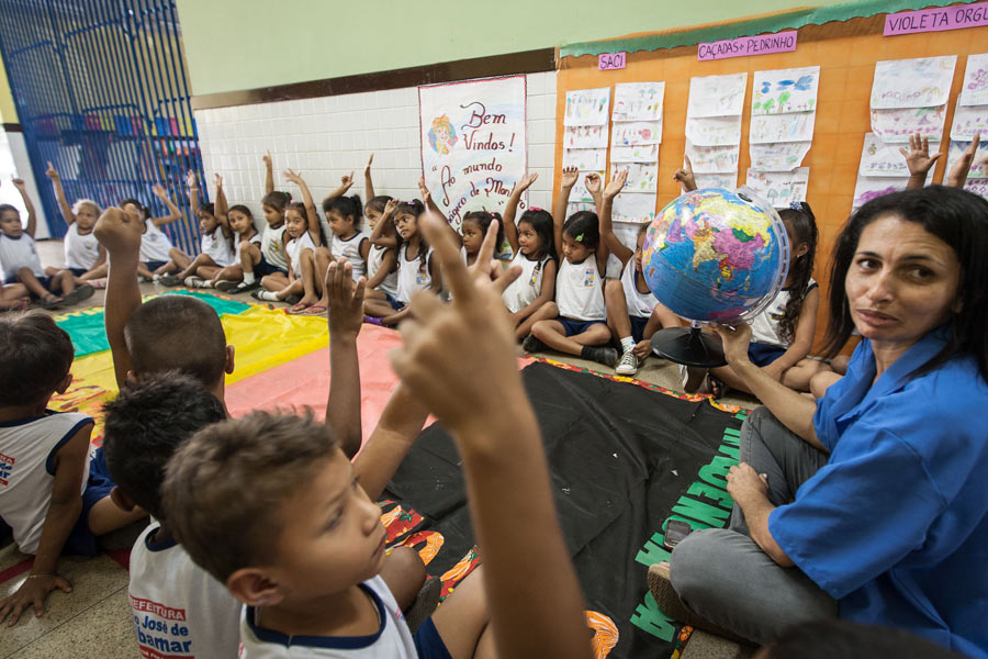 Para seguir no programa, as famílias precisam manter os filhos na escola. (Foto: Reprodução)