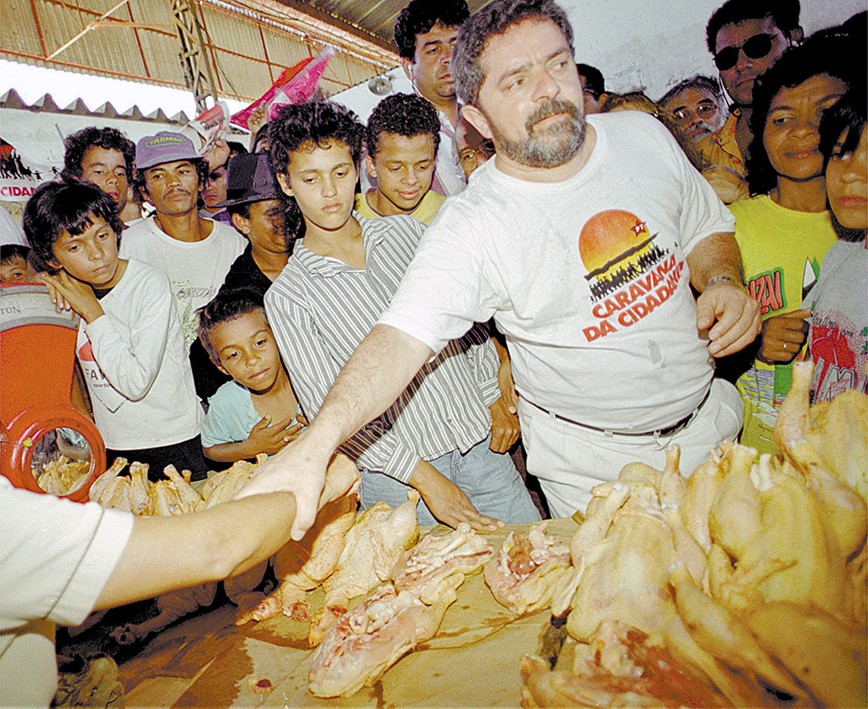 Lula em feira em Garanhuns (PE), sua cidade natal e de onde partiu a primeira Caravana da Cidadania, que passou por Alagoas, Sergipe, Bahia, Minas Gerais, Rio de Janeiro e São Paulo (Foto: Adi Leite/Folhapress)