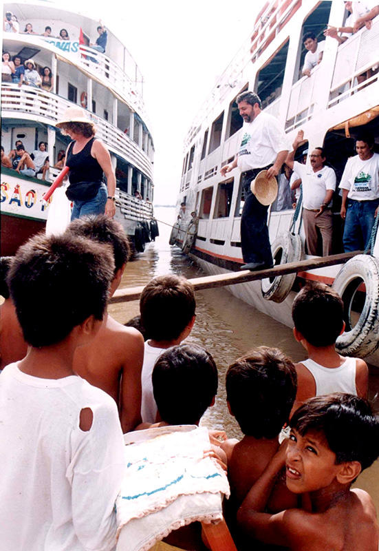 Lula desembarca para visita a mais uma parada das Caravanas da Cidadania. (Foto: Paulo Giandalia/Folhapress)