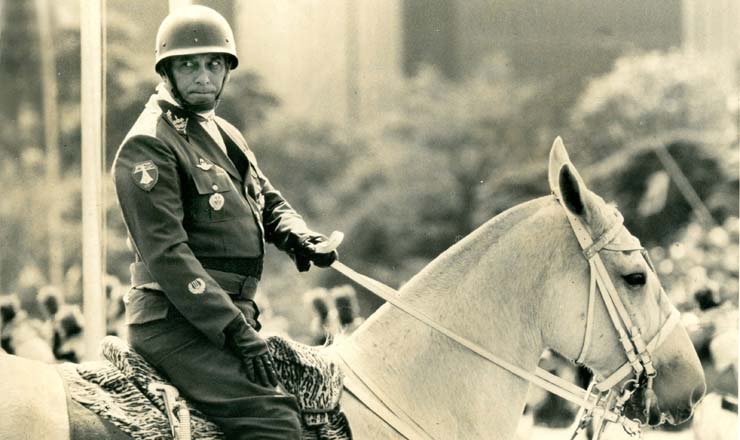 COMBATE MONTADO  Como era Lutar de Cima de Um Cavalo na Idade