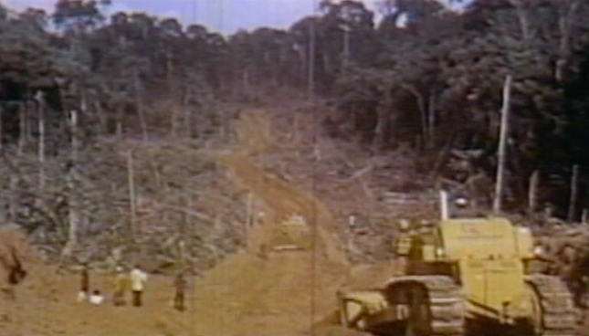 NO SEGUNDO DIA DA OPERAÇÃO TRANSAMAZÔNICA, ENGENHARIA MILITAR COMEÇA A  PALMILHAR A BR-230