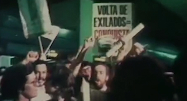  Trecho do filme relata a aprova&ccedil;&atilde;o da anistia e a volta dos exilados, entre eles Lu&iacute;s Carlos Prestes, do PCB