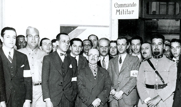  <strong> Bertoldo Klinger </strong> (ao centro, de óculos) num dos quartéis dos revolucionários