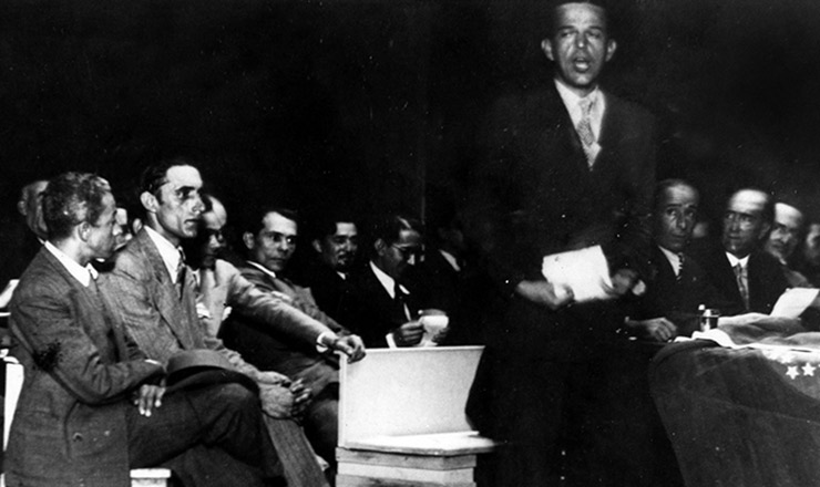  <strong> O comandante da Marinha Roberto Sisson discursa </strong> no comício da Aliança Nacional Libertadora no estádio Brasil, Rio de Janeiro, em 13 de maio de 1935