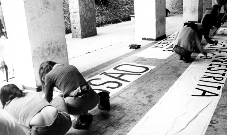   <strong> Estudantes preparam</strong> faixas para o ato público na PUC-SP pela recriação da UNE    