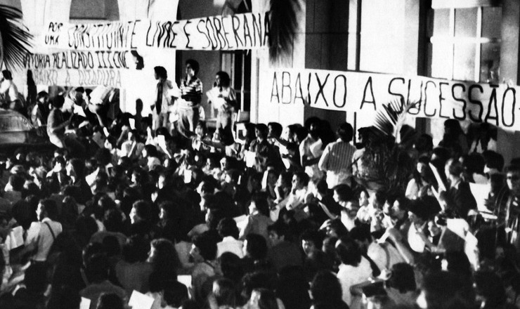  <strong> Em frente ao Tuca,</strong> estudantes se reúnem momentos antes da invasão   