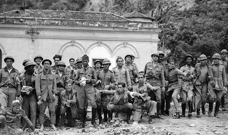  <strong> Militares rebeldes da ANL </strong> no quartel do 3º Regimento de Infantaria, no Rio
