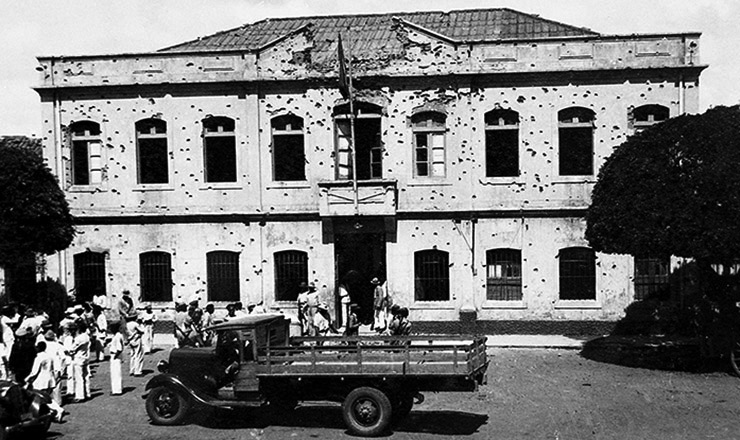  <strong> Balas e bombas marcam </strong> a fachada do prédio da Força Pública do Rio Grande do Norte após o levante