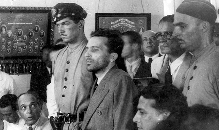  <strong> Prestes, durante interrogatório </strong> no quartel da Polícia Especial, em março de 1936