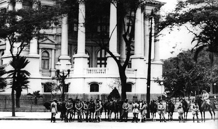 <strong> Tropa cerca </strong> o palácio Monroe, sede do Senado, no dia do golpe de Estado