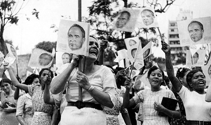  <strong> Manifestação pelos 10 anos do governo Vargas </strong> promovida pelo DIP no Rio de Janeiro