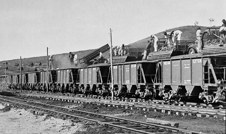  <strong> Operários despejam </strong> minério de ferro nos vagões de um trem cargueiro, em<strong> </strong> 1944 