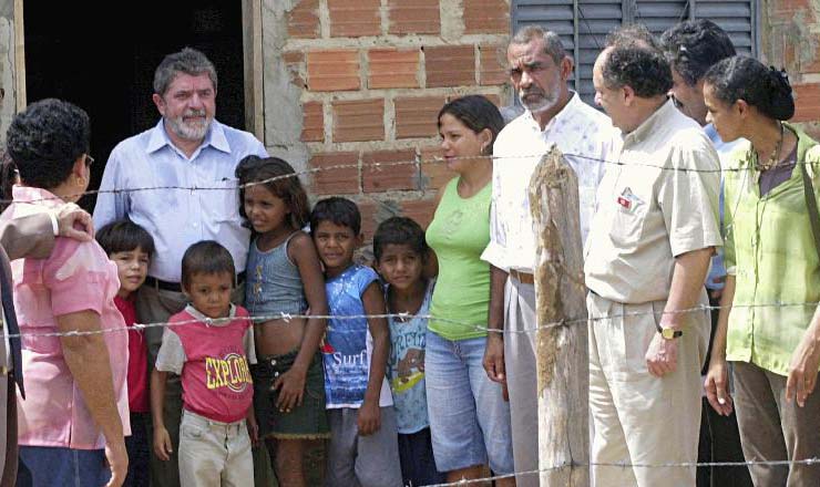  <strong> Lula </strong> faz visita a casa de moradores em Brasília Teimosa, na periferia do Recife. Ao lado estão os ministros Cristóvam Buarque (Educação), Marina Silva (Meio Ambiente) e Olívio Dutra (Cidades)