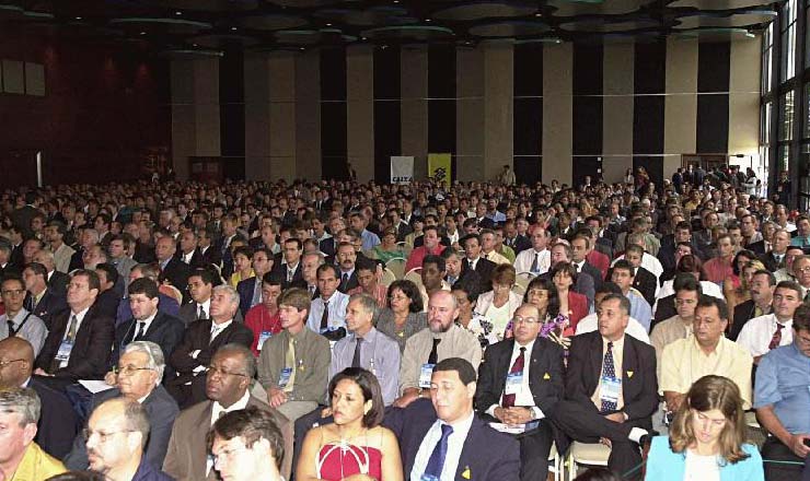  <strong> Cerca de 2.500 prefeitos marcharam a Brasília </strong> reivindicando as reformas tributária e previdenciária e mais recursos para os municípios