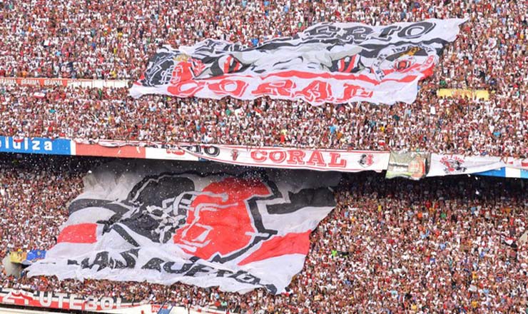  <strong> Torcida do Santa Cruz, time de Pernambuco: </strong> estatuto coibirá preços abusivos nos estádios e responsabilizará os organizadores pelos prejuízos ao torcedor decorrentes de falhas de segurança