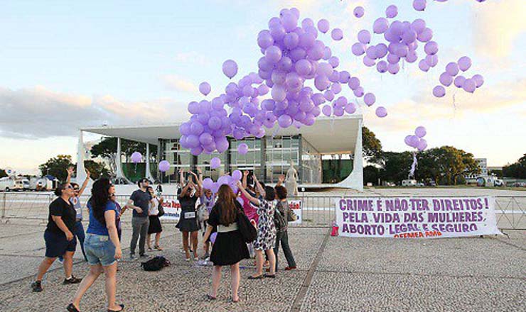  <strong> Entidades feministas</strong> fazem manifestação em frente do STF