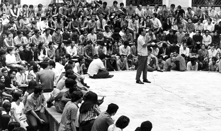  <strong> O Decreto-Lei 477</strong> proibiu atividades como essa assembleia em 1968, na qual discursou Elinor Brito (em pé), presidente da Frente Unida dos Estudantes do Calabouço       