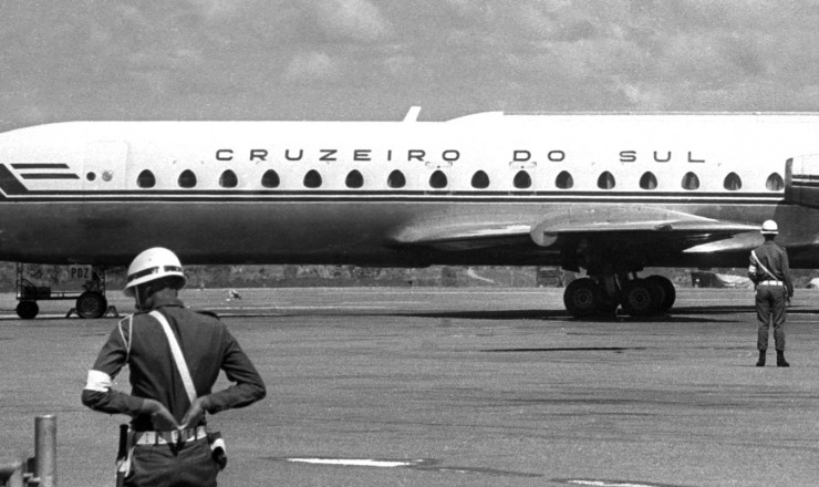  <strong> O Caravelle da Cruzeiro do Sul</strong> na pista do aeroporto do Galeão (RJ), ao retornar ao Brasil seis dias depois de ter sido sequestrado por militantes da VPR     <br />            