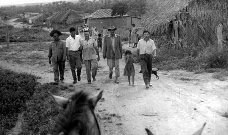  <strong> A partir da esquerda, Bertoldo, deputado Mário Neto, José Porfírio e José Ribeiro</strong> : o movimento de Trombas produziu várias lideranças, e as decisões dos conselhos de córrego eram debatidas e votadas na Associação dos Lavradores do Formoso