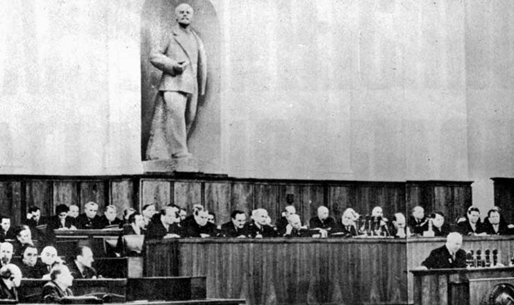  <strong> Grande Palácio do Krêmlin, Moscou, durante o 20º Congresso do PCUS</strong> , em fevereiro de 1956: sob a estátua de Lênin, Kruschev denunciou os crimes do stalinismo aos mais de 1.600 delegados presentes   