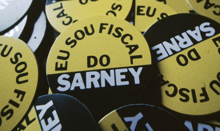   <strong> Buttons de "fiscal do Sarney",</strong> que simbolizavam o engajamento da população na fiscalização do congelamento de preços   
