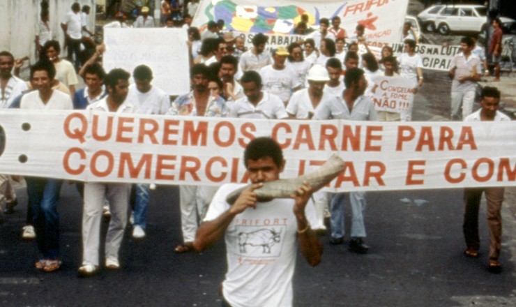  <strong> A falta de carne nos mercados,</strong> devido ao boicote dos pecuaristas ao congelamento de preços, provoca manifestações do comércio e da população, que é obrigada a enfrentar filas para conseguir comprar o produto   