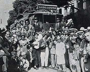 Escolas de samba desfilam na praça 11