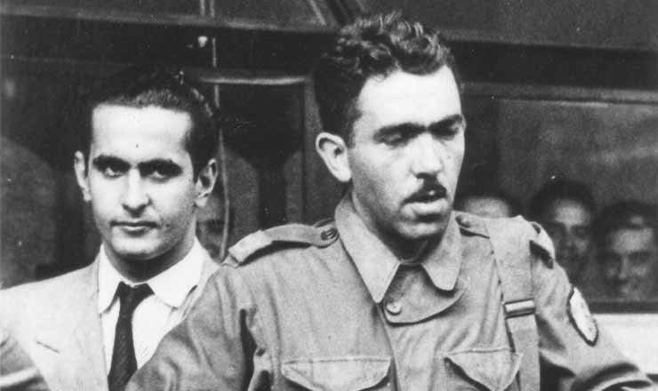  <strong> Correspondente de guerra</strong> , o cronista e jornalista Rubem Braga (à direita) volta da Itália em 1945
