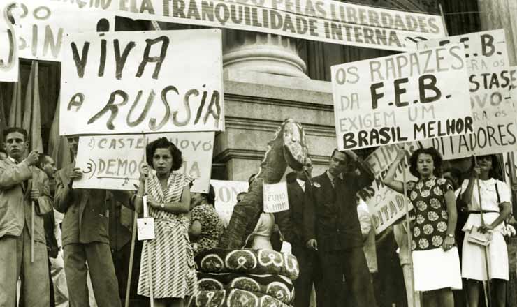  <strong> Manifestação promovida</strong>  no Rio de Janeiro pela Liga de Defesa Nacional, em 23 de março de 1945