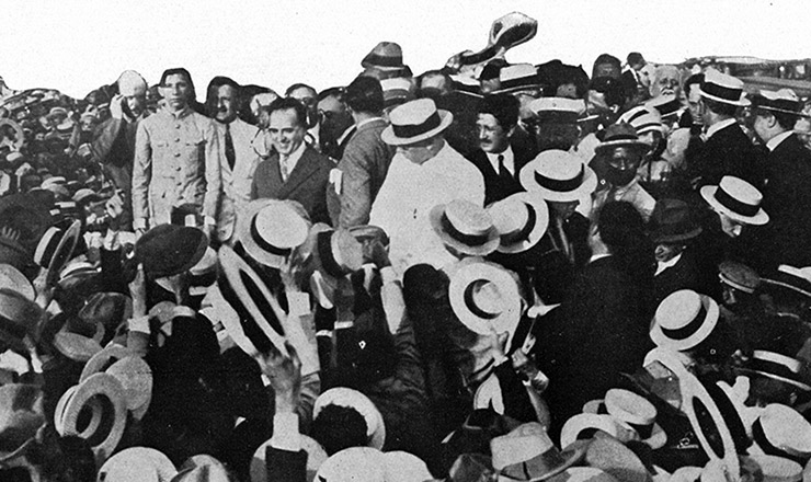  <strong> Getúlio Vargas na Esplanada do Castelo </strong> (Rio de Janeiro), onde leu a plataforma da Aliança Liberal