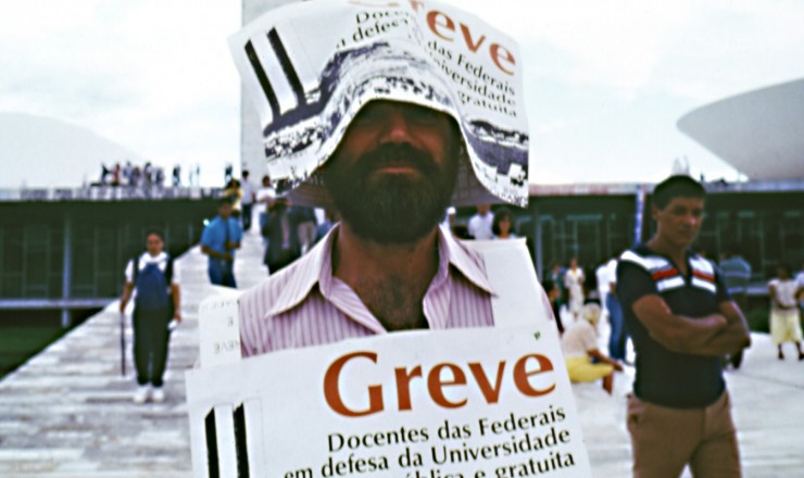   <strong> Participante de manifestação da Andes</strong> (Associação Nacional dos Docentes do Ensino Superior), em Brasília, durante a greve dos professores das universidades federais